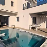 Azura Family Jet Pool Near Villa